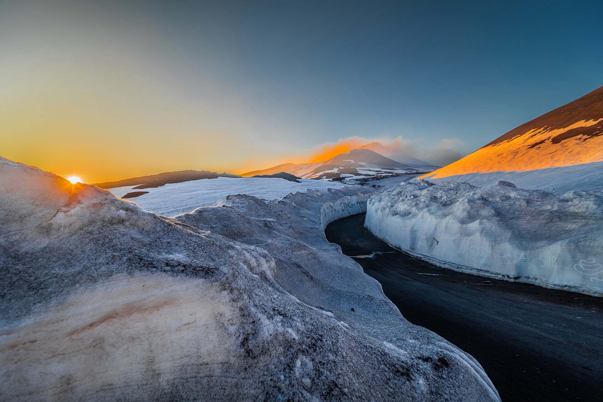 Tra ghiaccio e cenere il percorso verso i crateri sommitali di Etna Sud