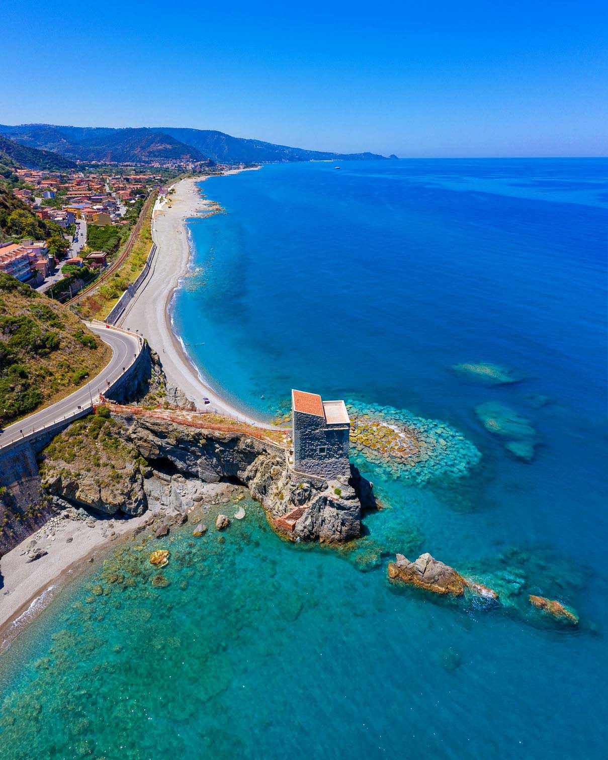 Veduta aerea della Torre delle Ciavole a Gliaca di Piraino, Sicilia, con mare cristallino e costa saracena