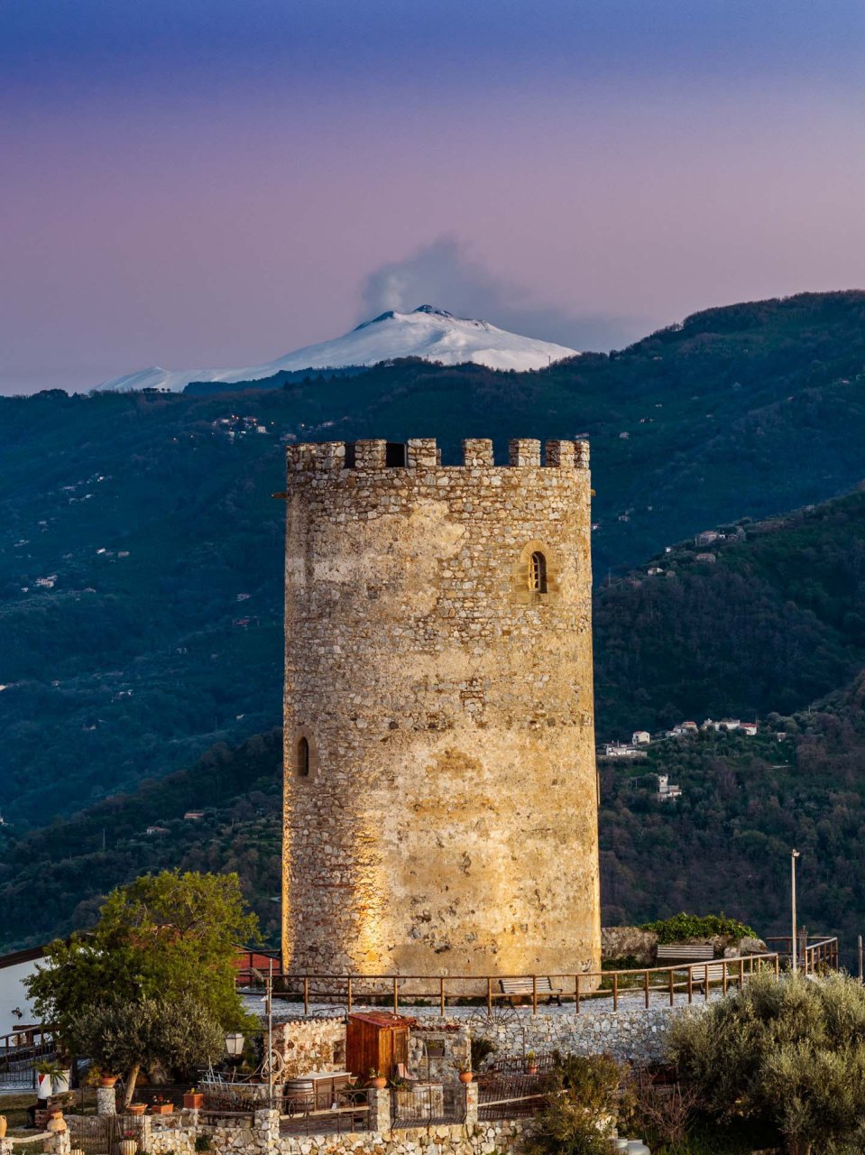 la torre di piraino e l'Etna
