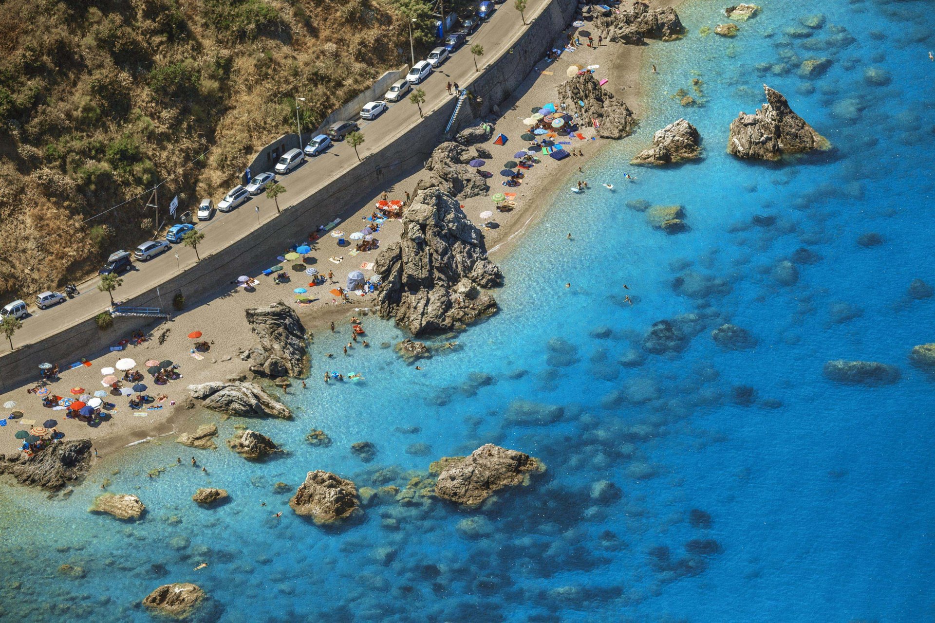 Veduta aerea panoramica dall'alto della spiaggia di San Gregorio a Capo d'Orlando con mare cristallino e fondali visibili