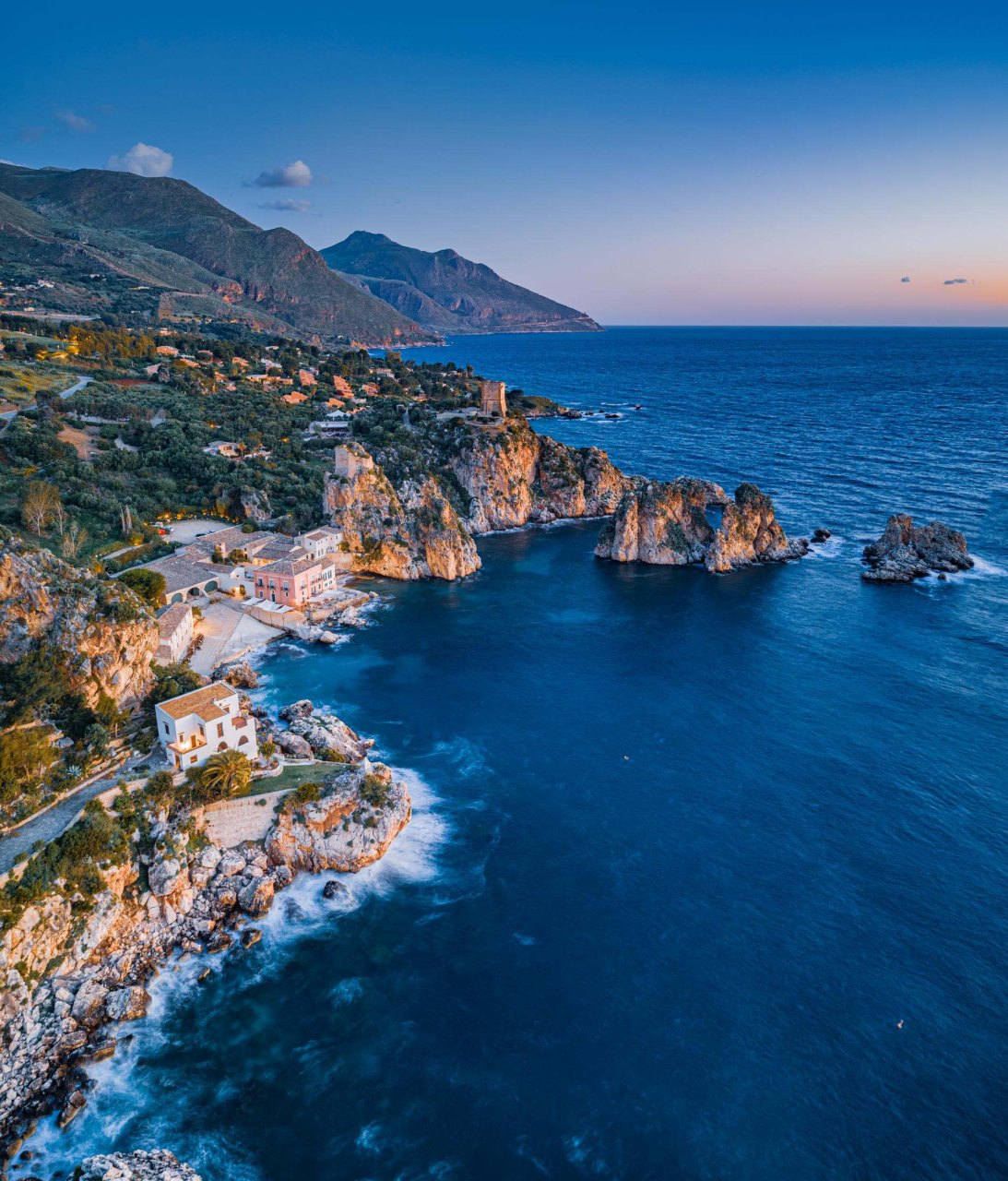 Costa di Scopello con scogliere e mare cristallino.
