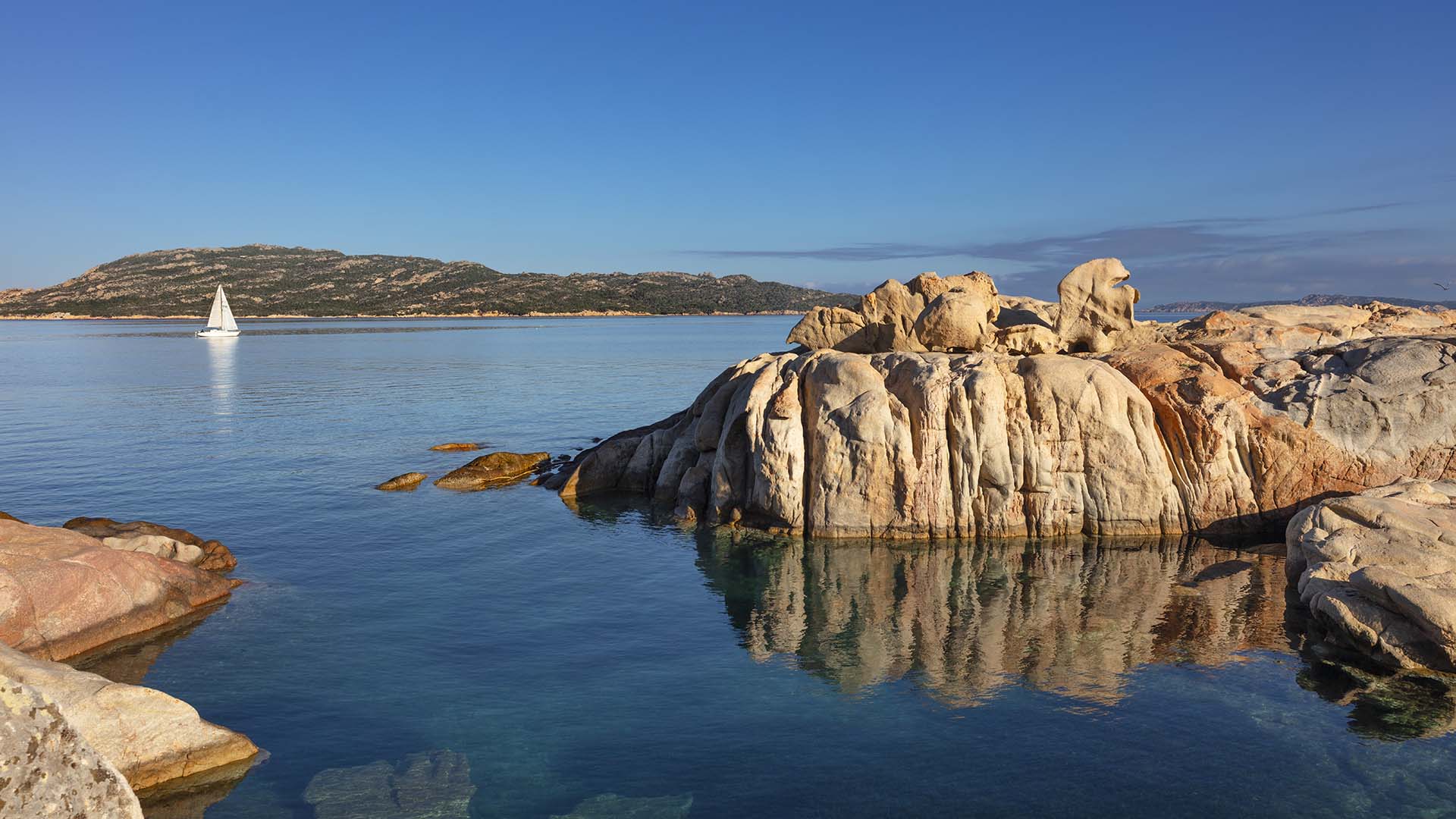 Mare e rocce dell'Isola della Maddalena e sullo sfondo l'isola di Spargi in Sardegna