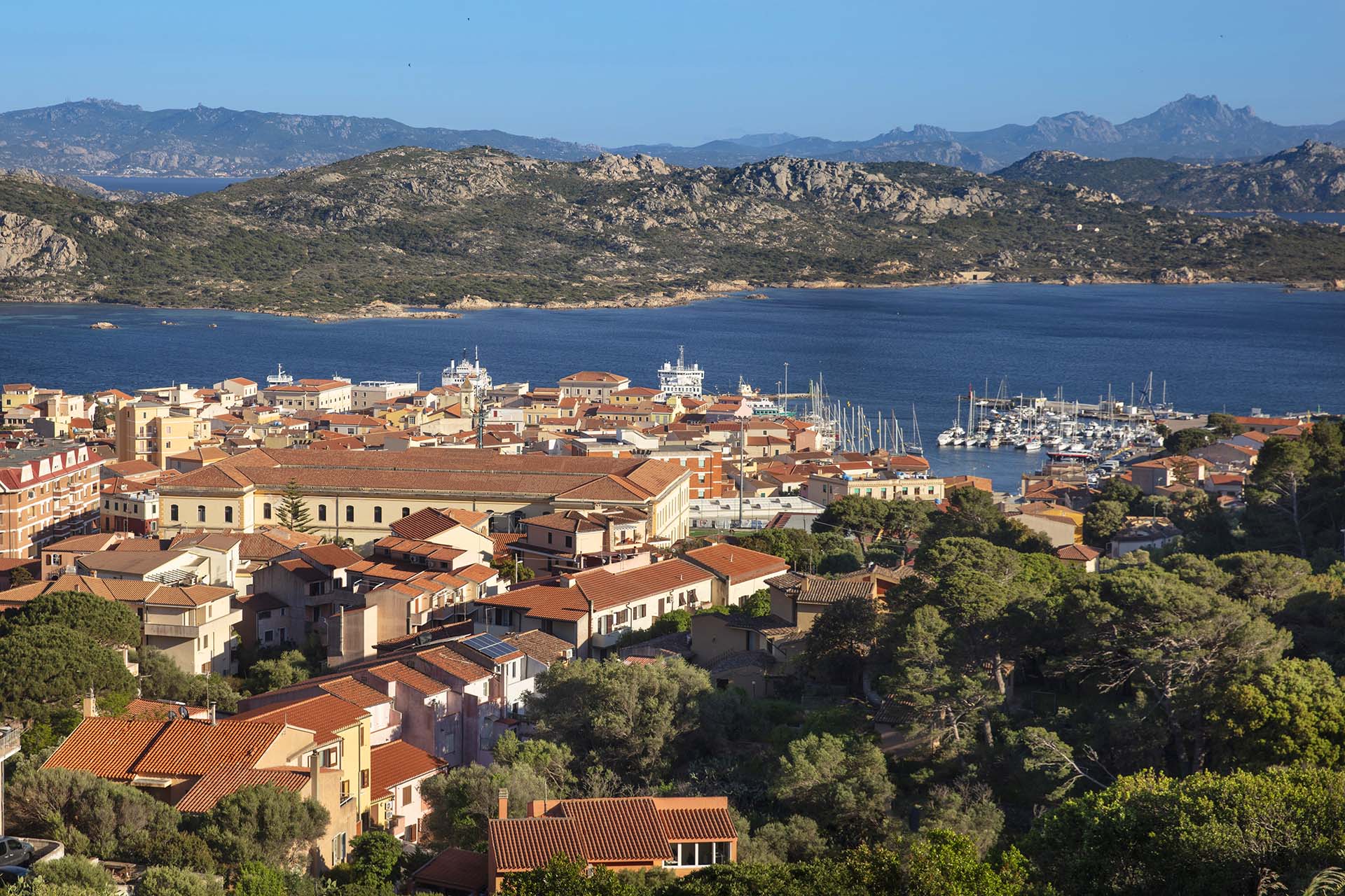 Il Borgo di La Maddalena: Il Cuore Colorato del Paradiso Sardo