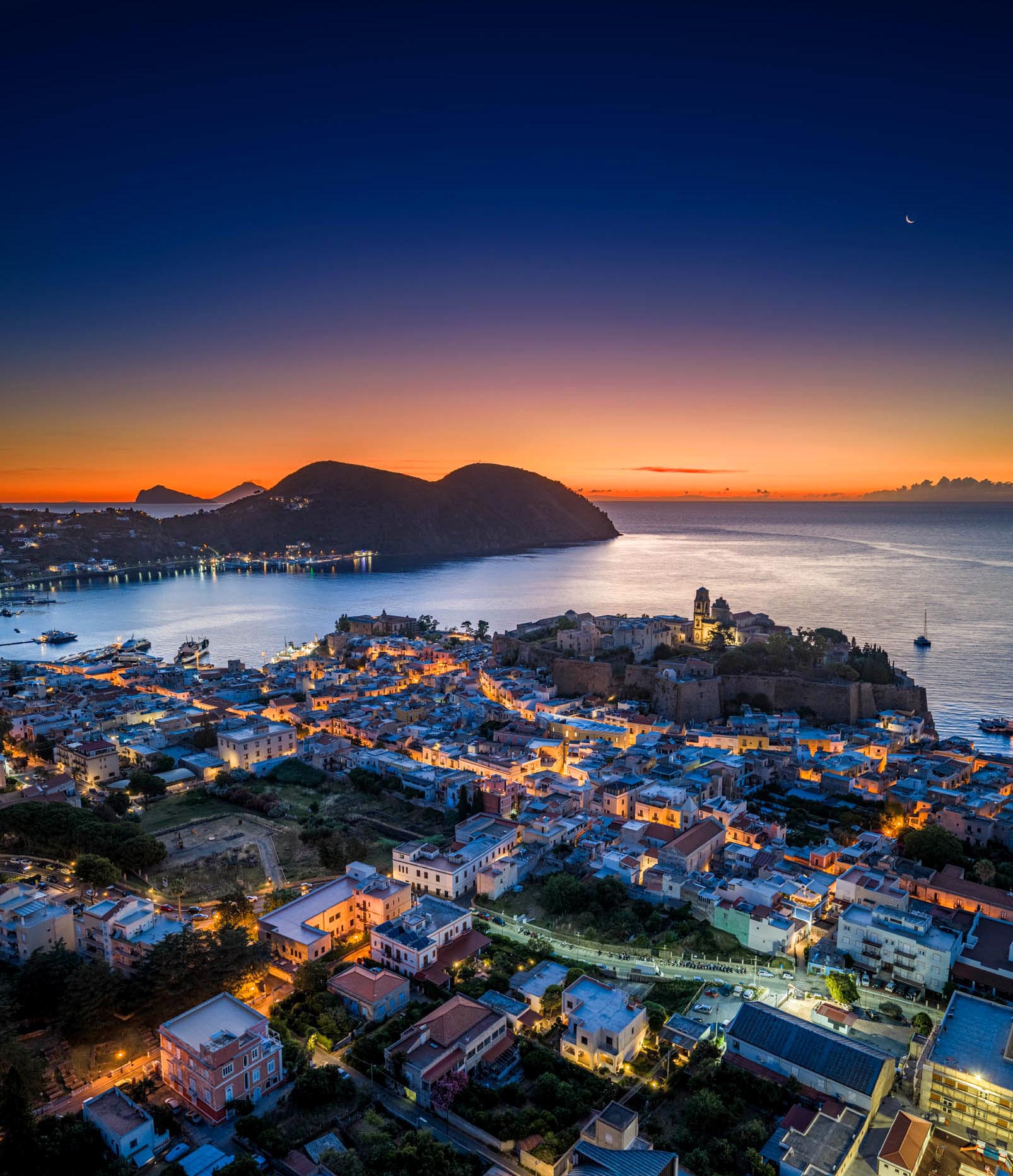 Centro Storico di Lipari all’Imbrunire: Magia di Luci e Pietra antica