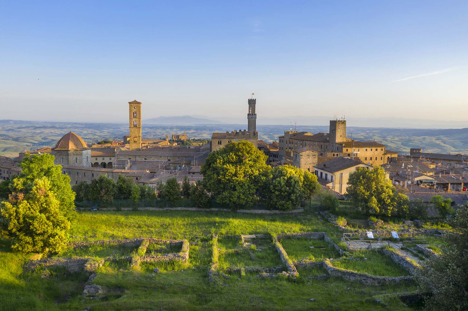Il respiro del tempo: viaggio emozionale nell’Acropoli Etrusca di Volterra.