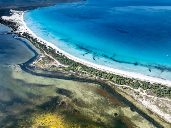Stagni, spiaggia e mare di Porto Pini nella Sardegna sud occidentale.