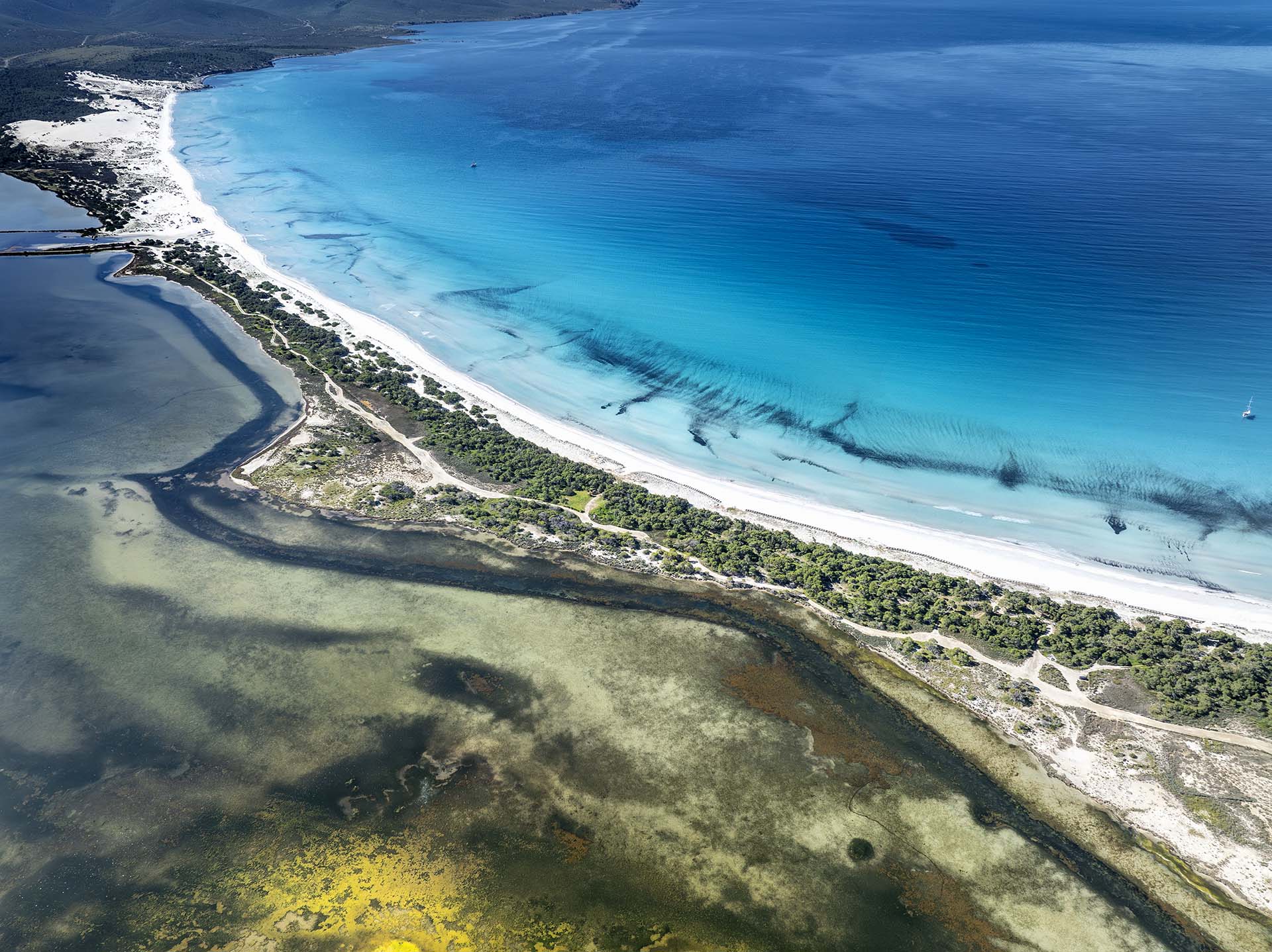 Stagni, spiaggia e mare di Porto Pini nella Sardegna sud occidentale.