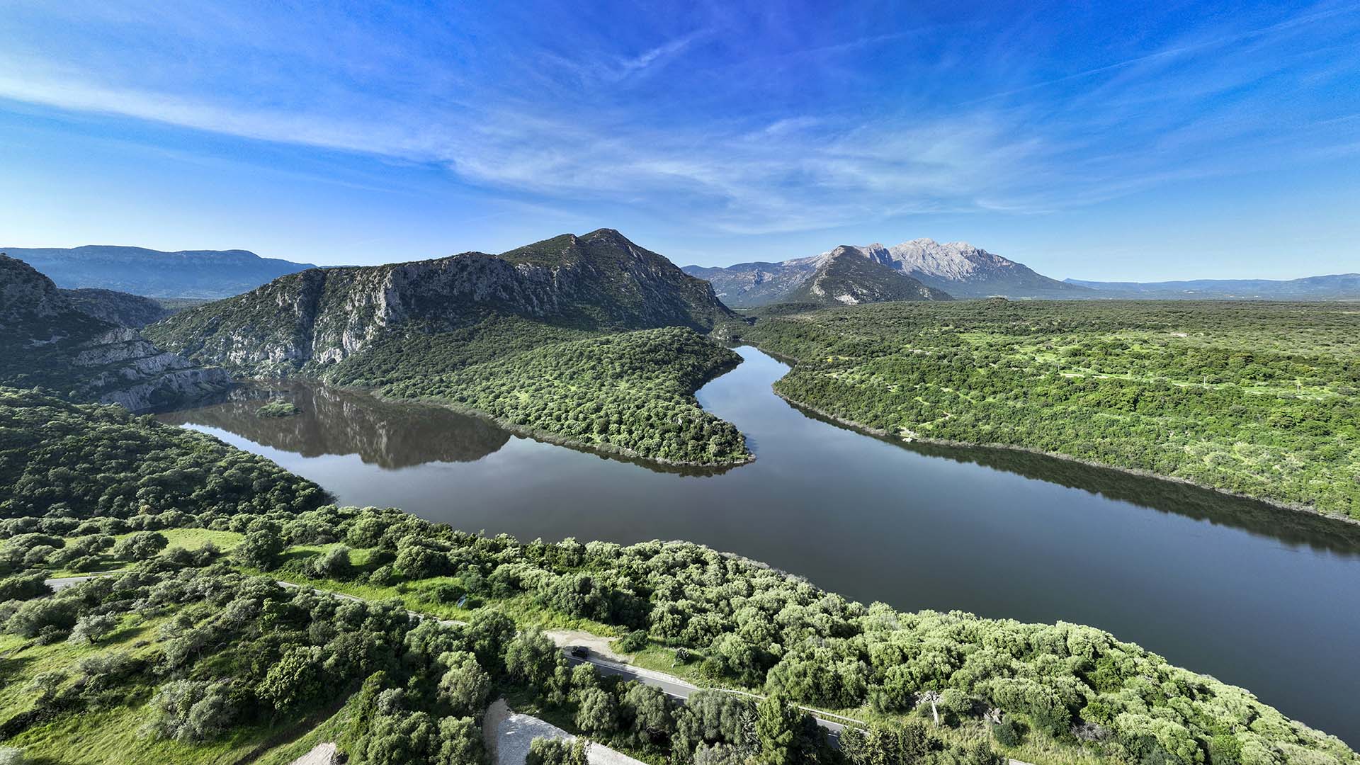 Il Soffio Segreto della Sardegna: Lasciati Incantare dal Lago Cedrino.