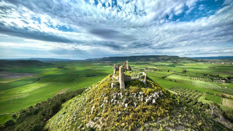 I ruderi del Castello di Marmilla a Las Plassas nel sud della Sardegna.