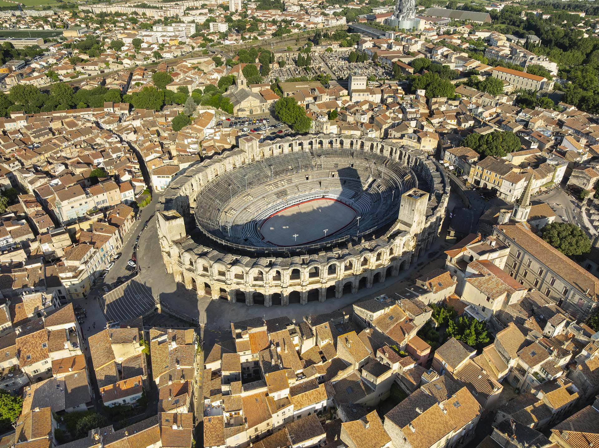 L’Anfiteatro di Arles: Dove la Storia Romana Incontra la Tradizione della Provenza.