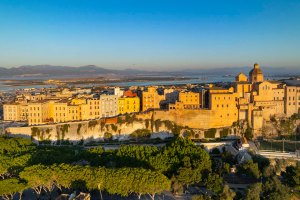 Il centro storico della città di Cagliari con la luce dell'alba.