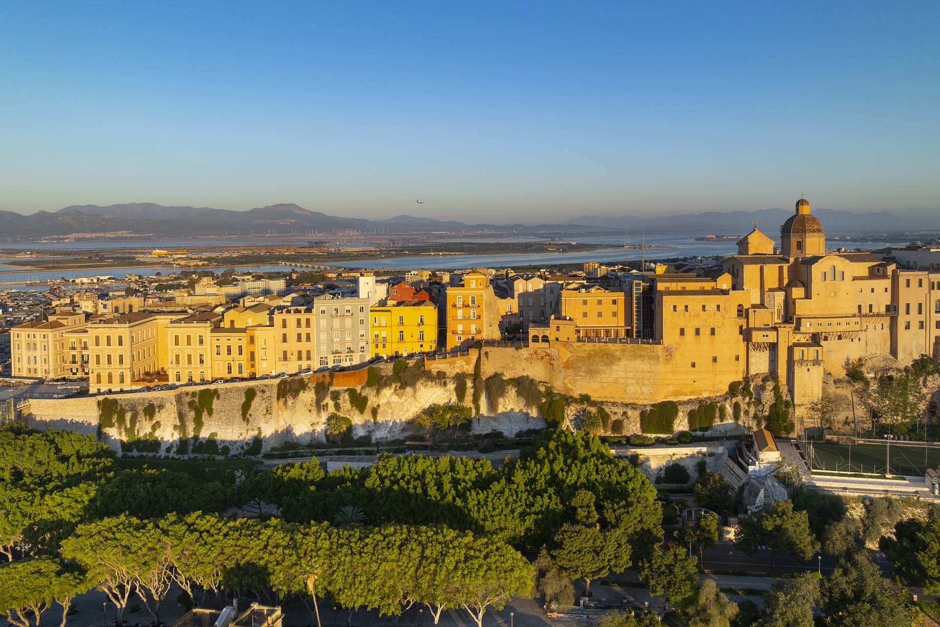 Il centro storico della città di Cagliari con la luce dell'alba.