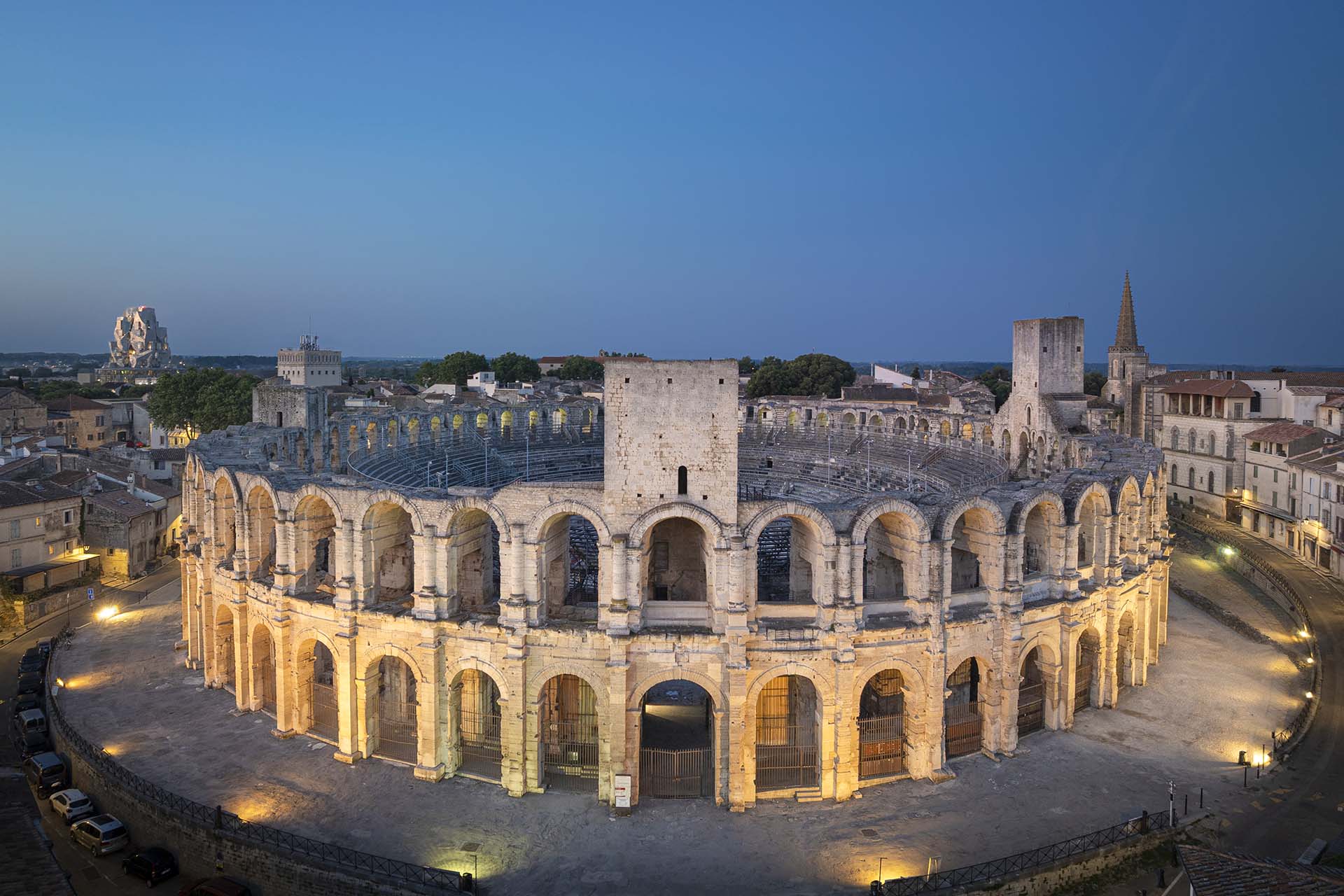 L' anfiteatro romano nel centro storico di Arles.