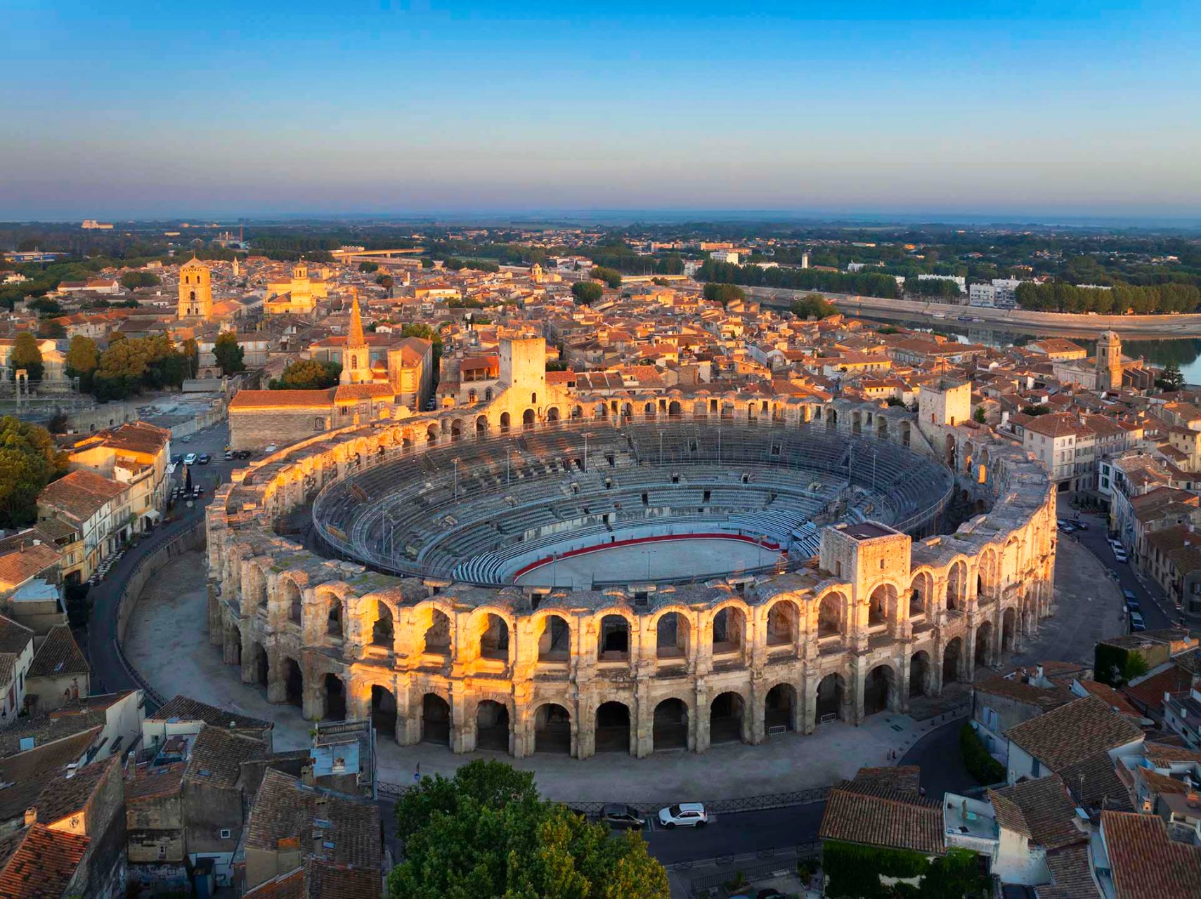 L' anfiteatro romano nel centro storico di Arles.
