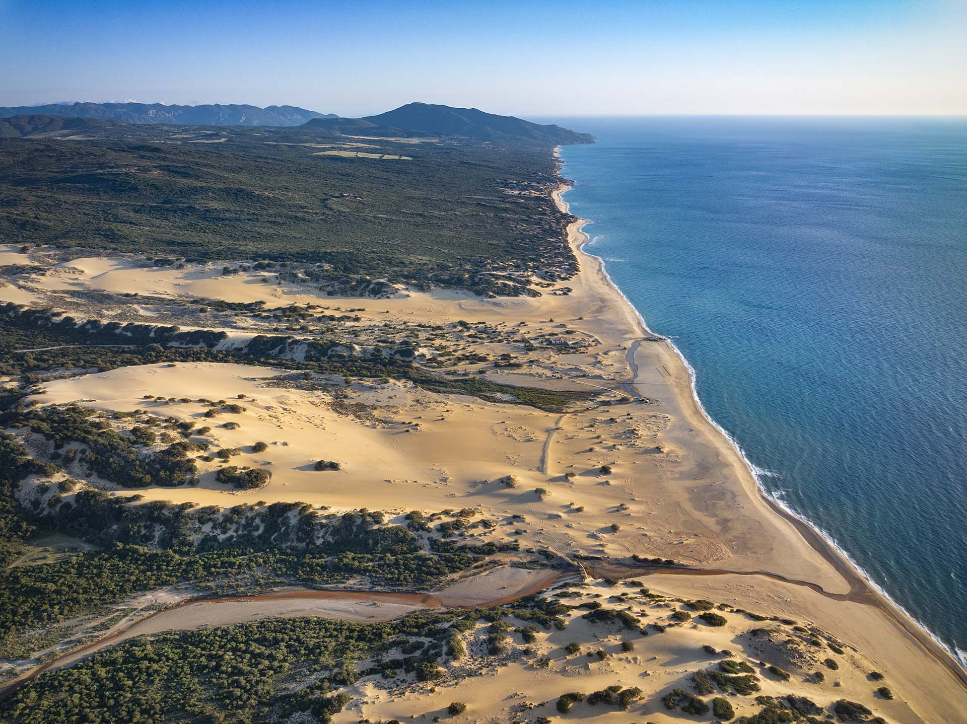 La costa della Sardegna con la spiaggia di Piscinas e le sue dune.