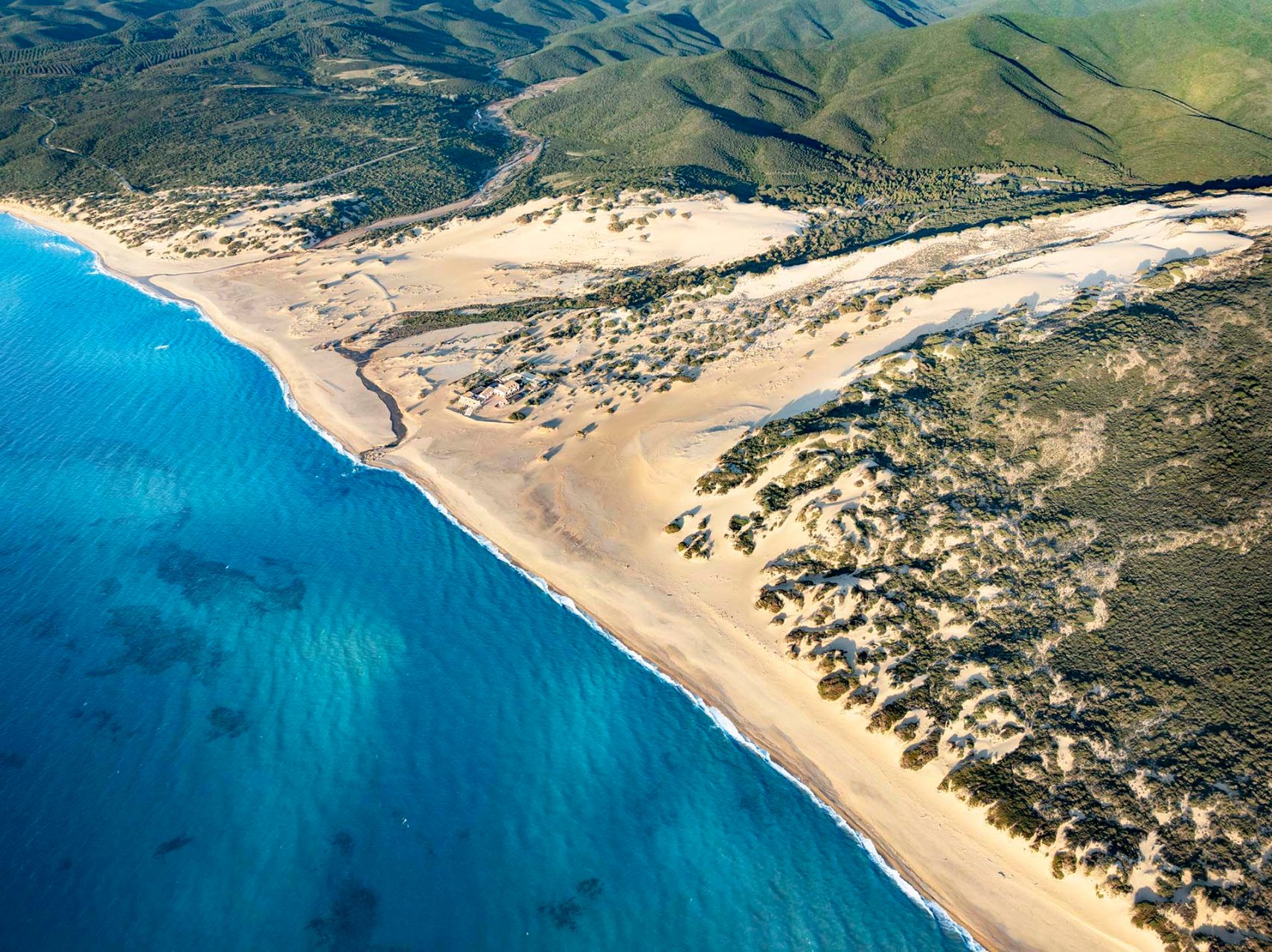 La costa della Sardegna con la spiaggia di Piscinas e le sue dune.
