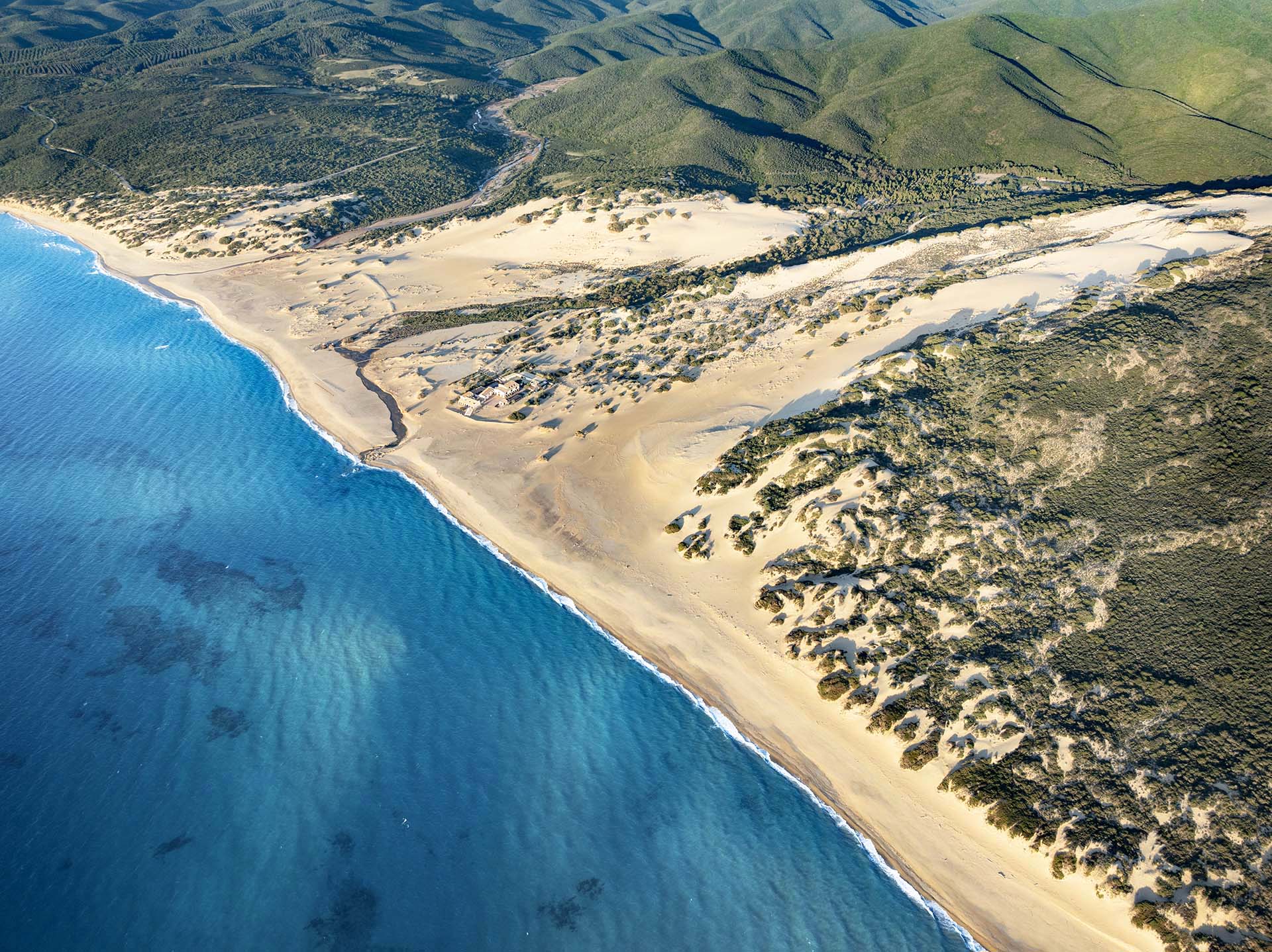 La costa della Sardegna con la spiaggia di Piscinas e le sue dune.