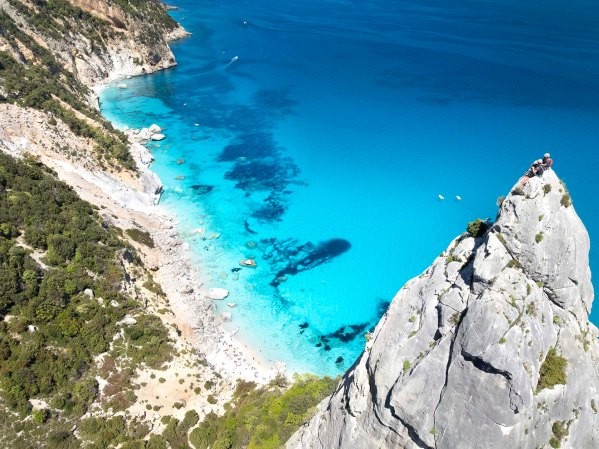 Aguglia il pinnacolo roccioso che domina Cala Goloritzé nel golfo di orosei in sardegna.