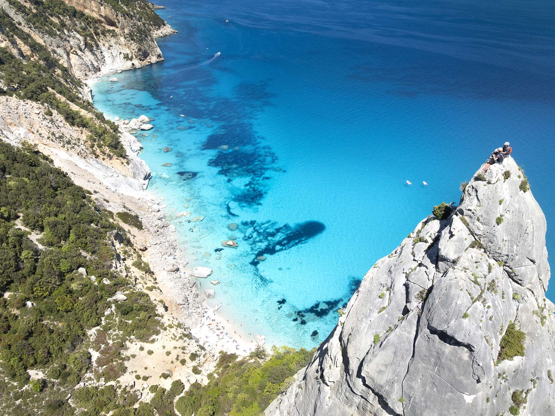 Aguglia il pinnacolo roccioso che domina Cala Goloritzè nel golfo di orosei in sardegna.