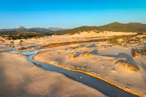 Il fiume di Piscinas tra la sabbia e le dune