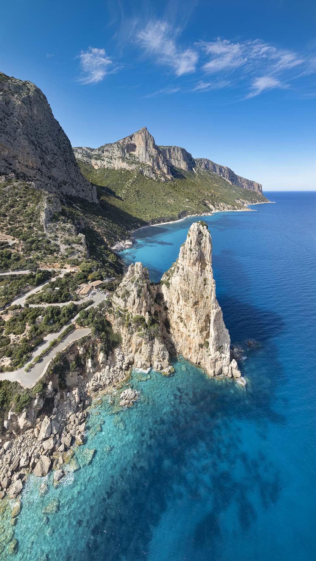 La costa del Golfo di Orosei con il monumentale pinnacolo naturale di Pedra Longa.
