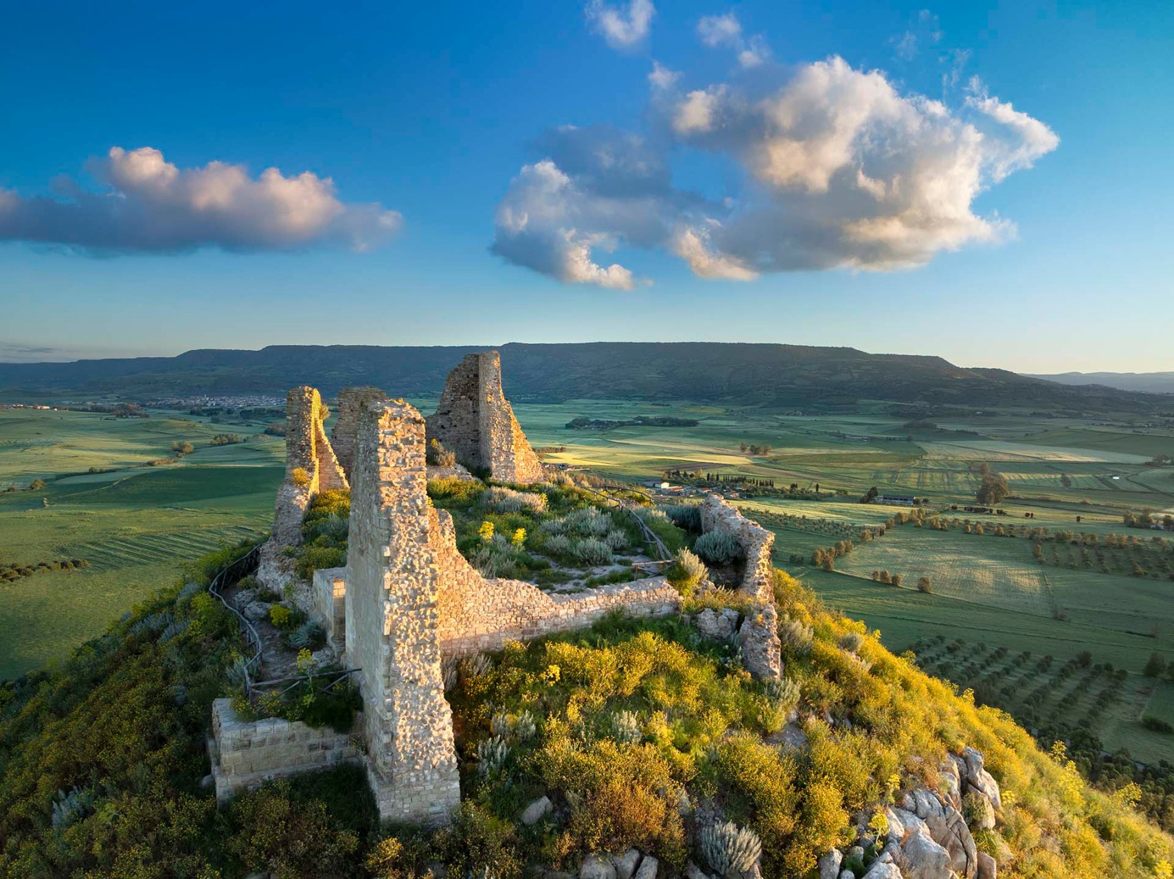 I ruderi del Castello di Marmilla a Las Plassas nel sud della Sardegna.