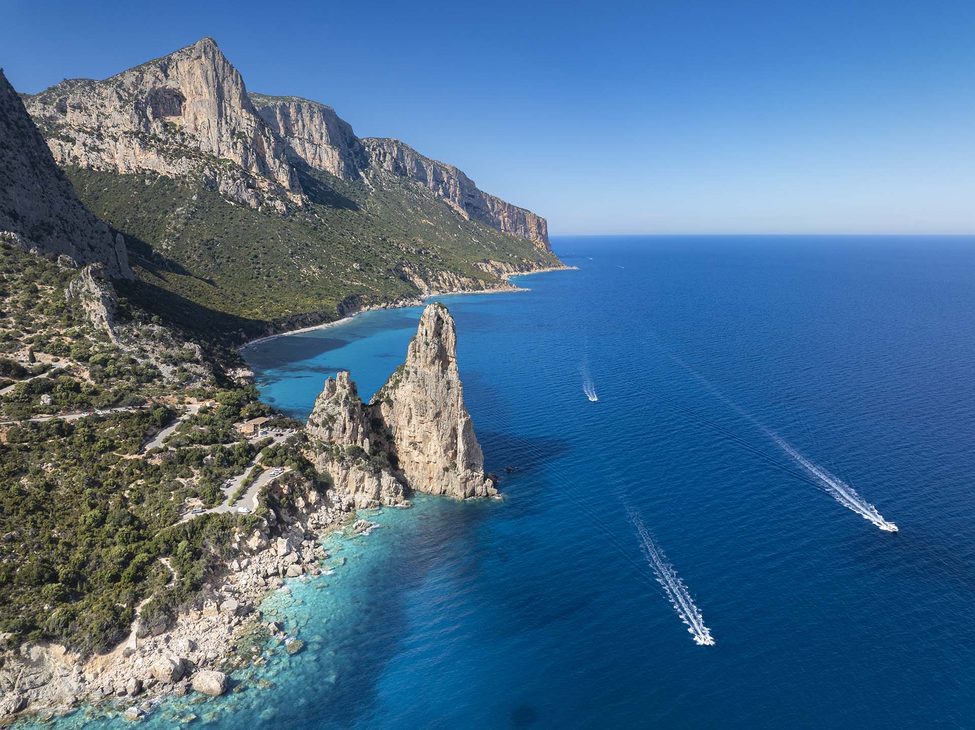 La costa del Golfo di Orosei con il monumentale pinnacolo naturale di Pedra Longa.