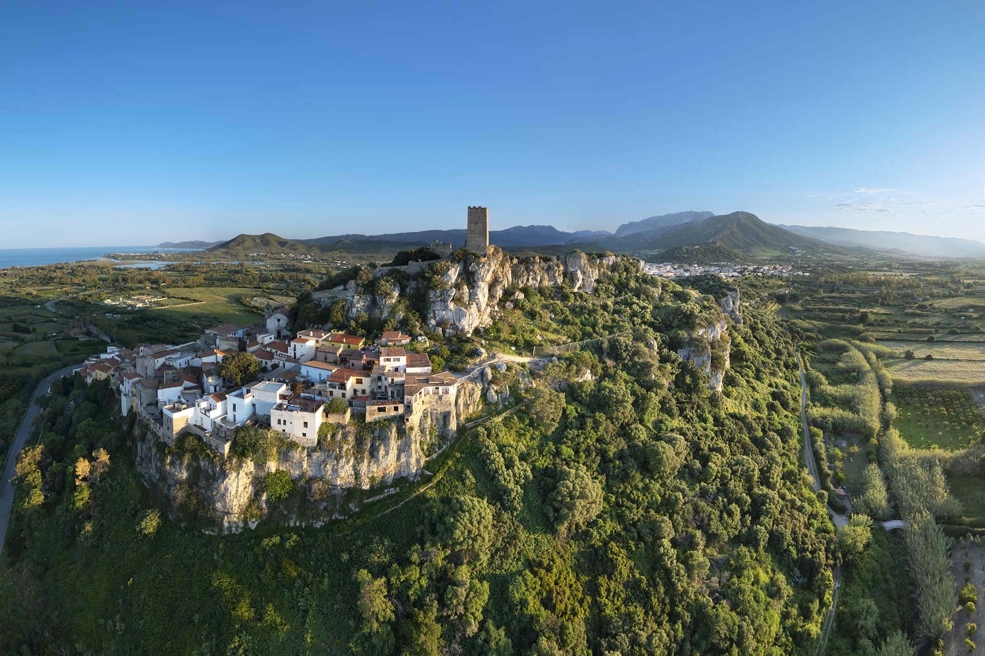 Sospesi sulla Rupe di Posada: Il Borgo Sardo che Guarda l’Infinito