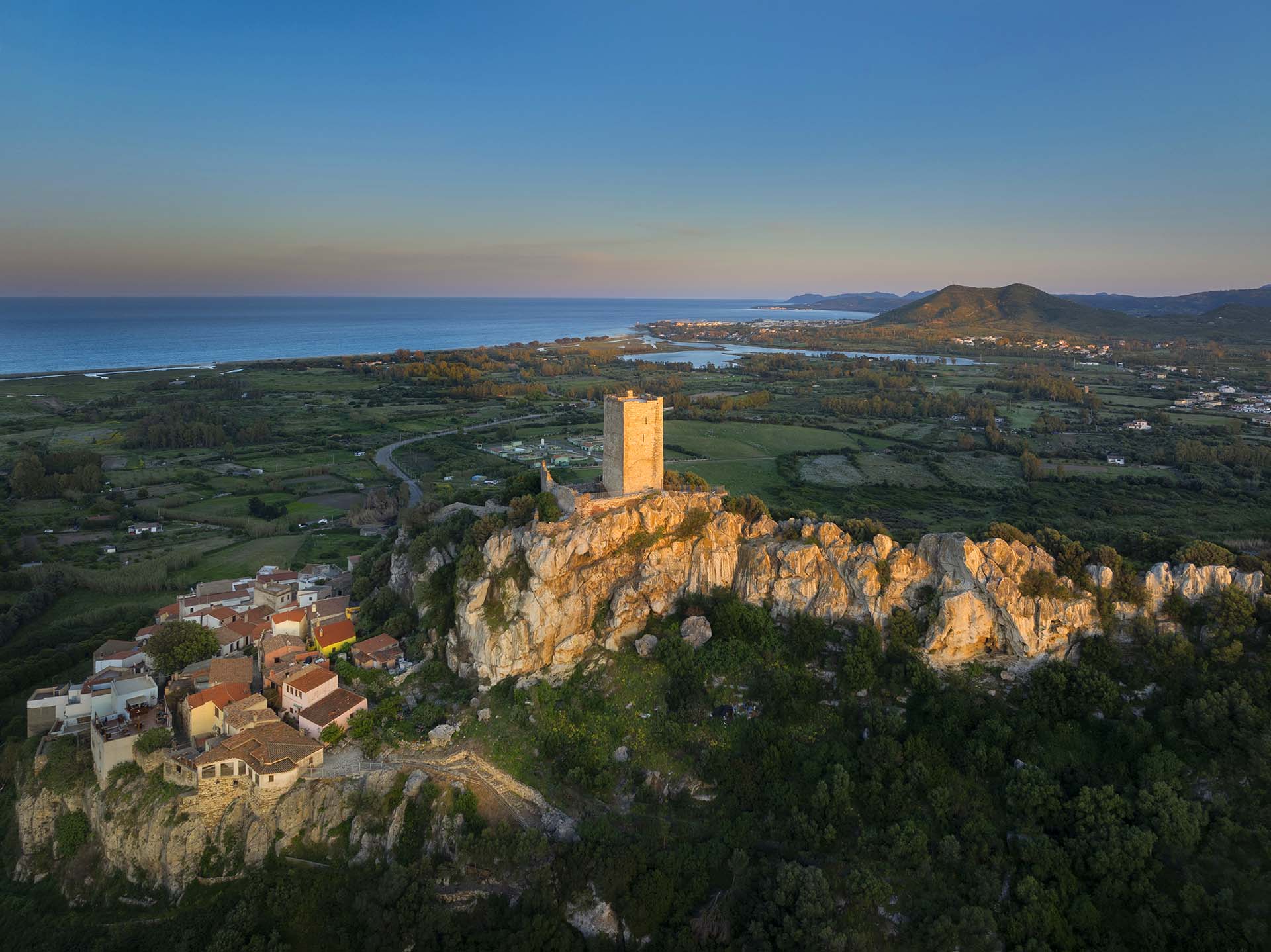 Il borgo di Posada con il castello della Fava in Sardegna.