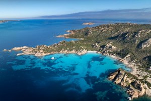 Veduta aerea di Cala Corsara nell'Isola di Spargi.
