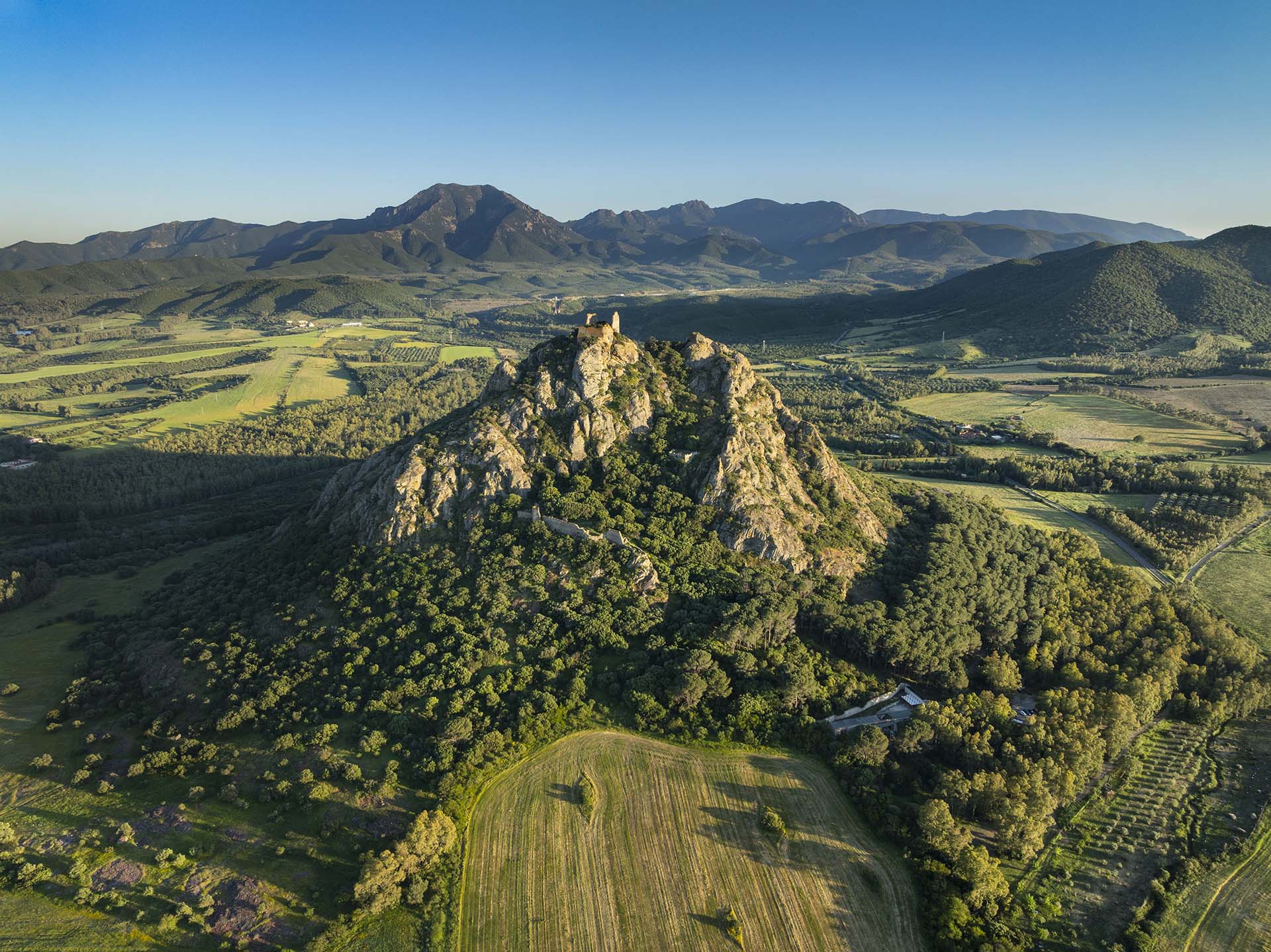 Il Castello di Acquafredda domina la Valle del Cixerri nel sud della Sardegna.