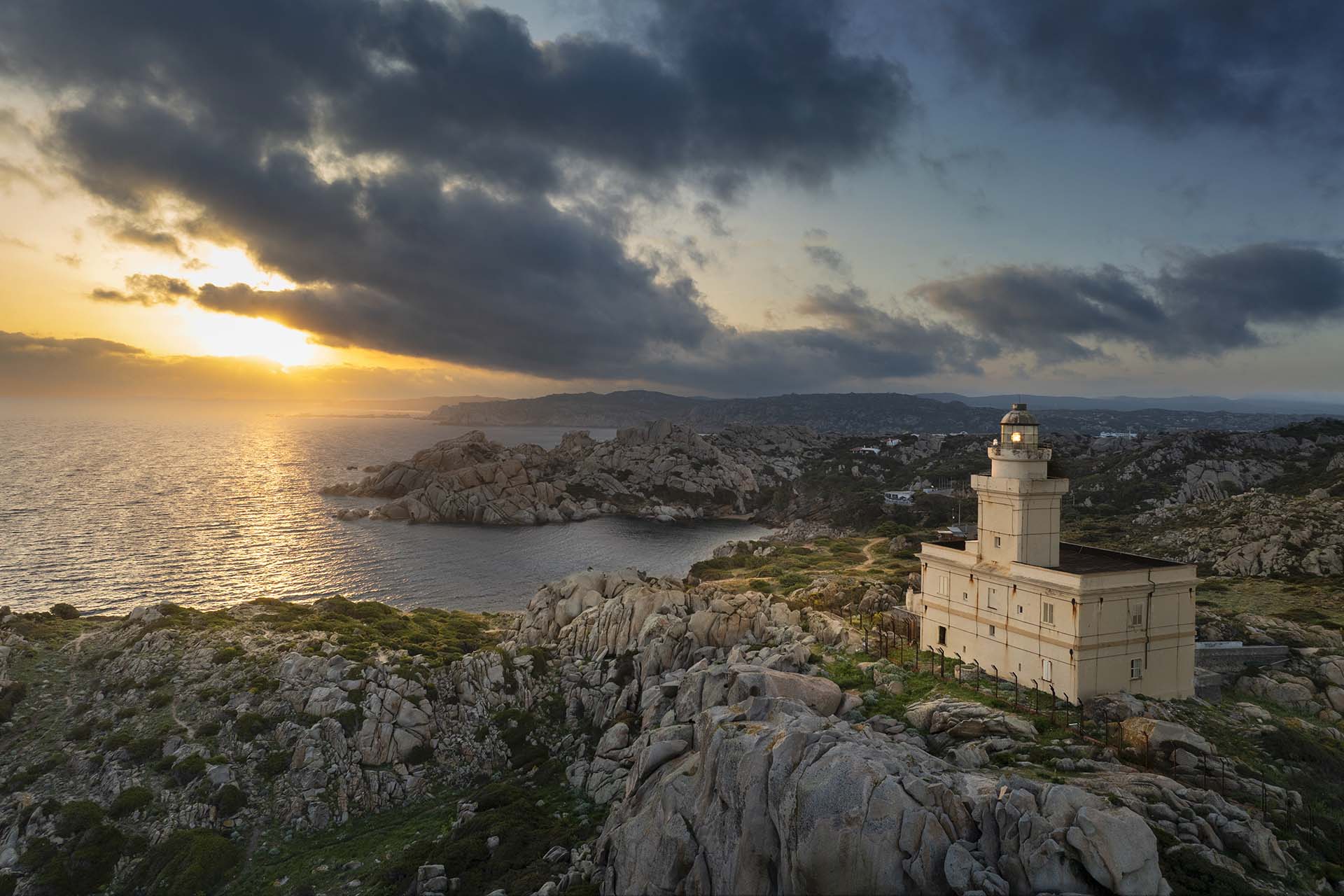 Il Faro e le rocce di Capo Testa nella Sardegna nord occidentale.