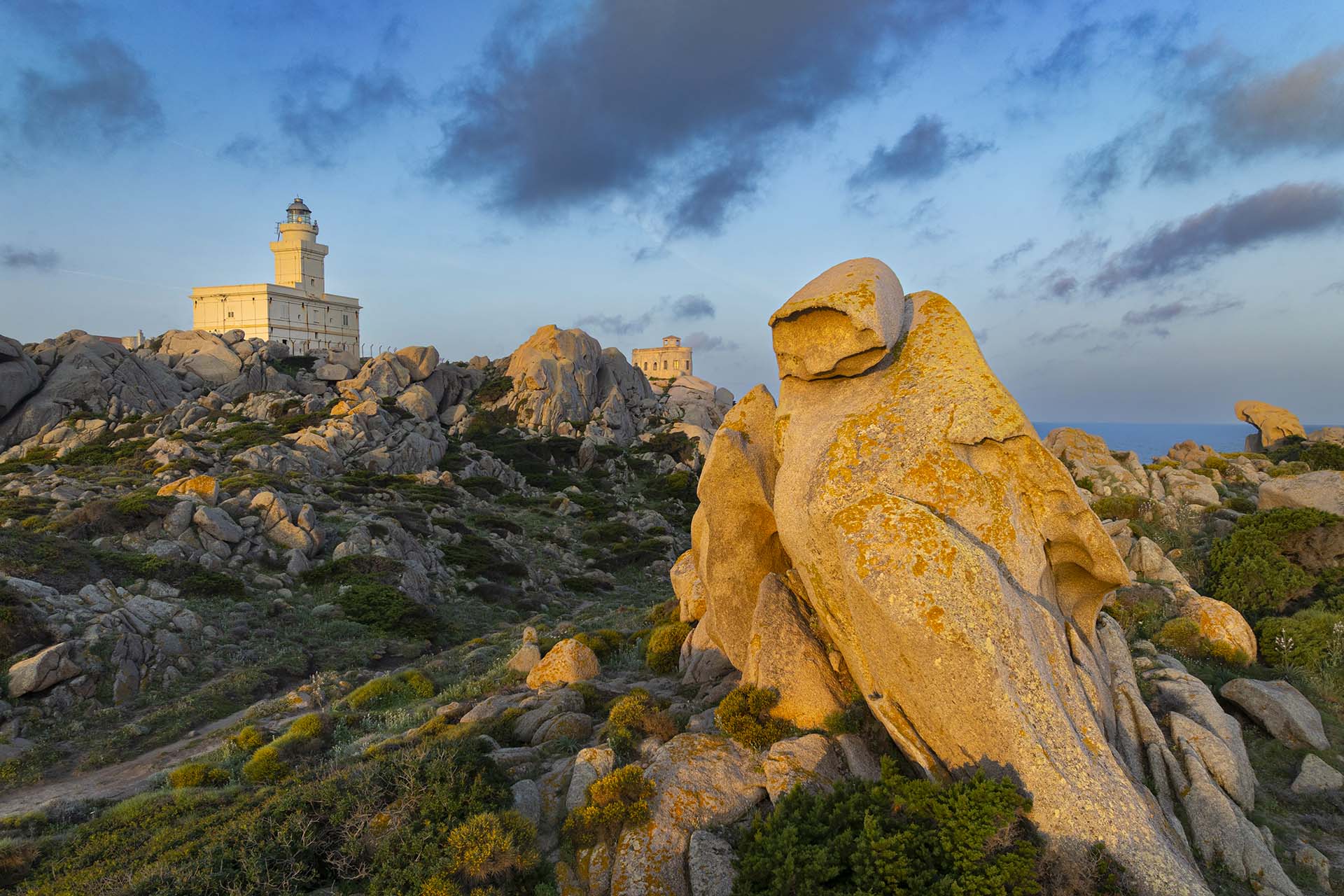 Il Faro e le rocce di Capo Testa nella Sardegna nord occidentale.