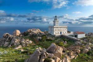 Il Faro e le rocce di Capo Testa nella Sardegna nord occidentale.