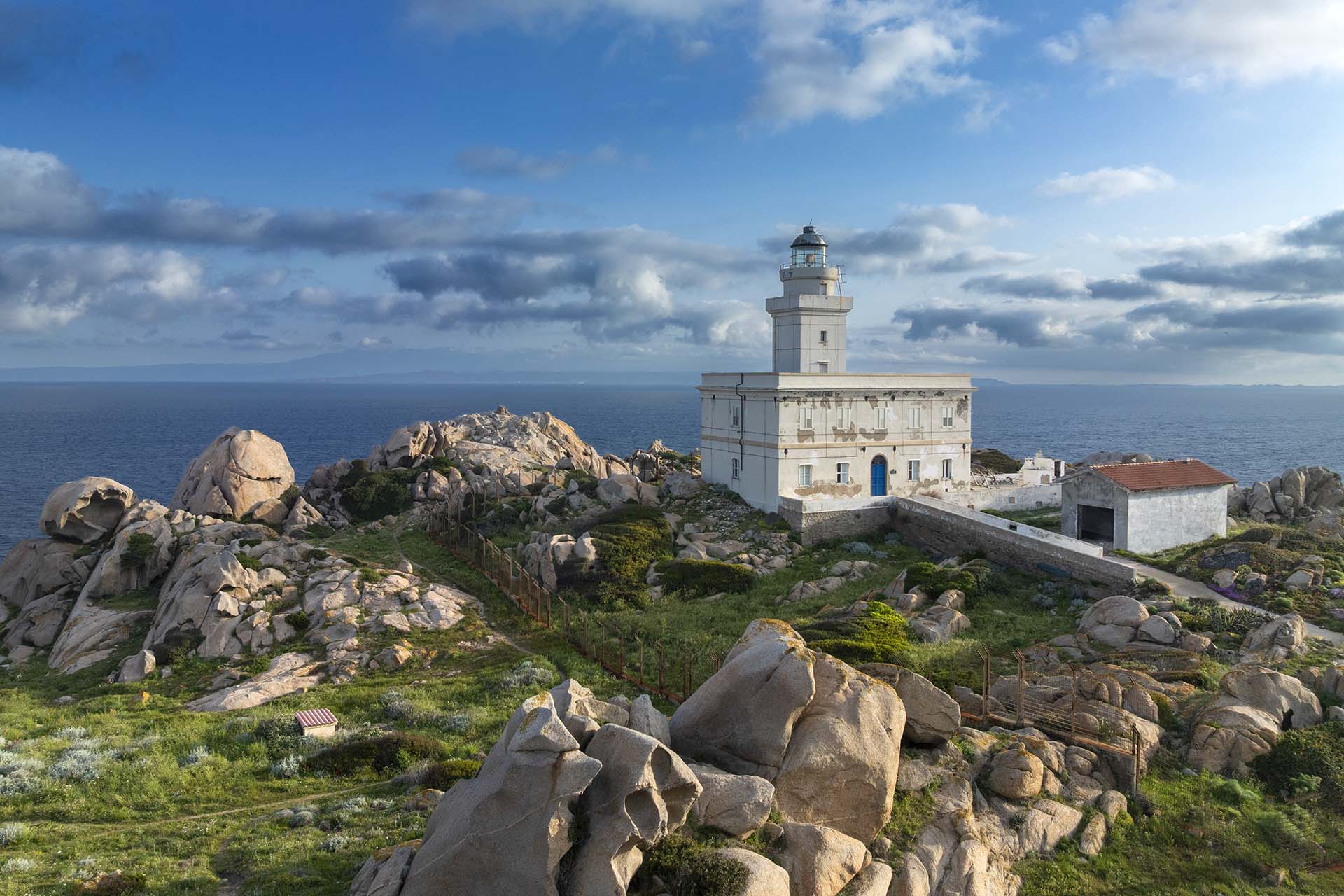 Il Faro e le rocce di Capo Testa nella Sardegna nord occidentale.