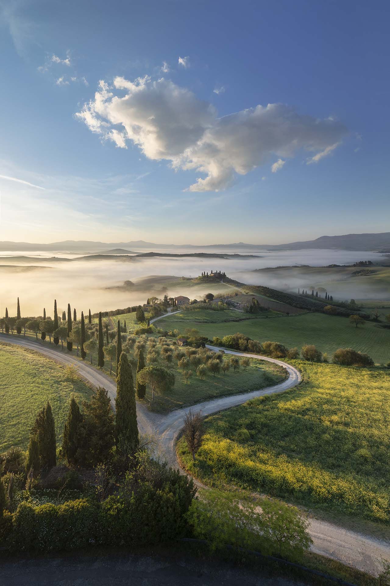 Strade bianche e casolari tra le colline della Val d'Orcia.