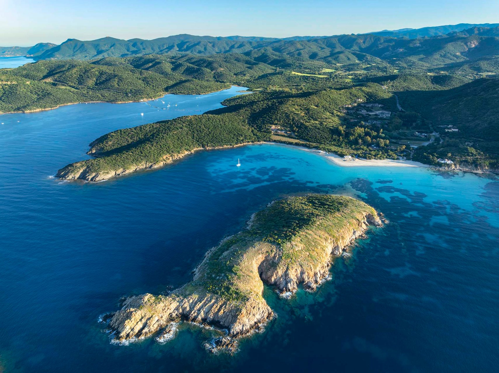 Veduta aerea del mare e la spiaggia di Tuerredda nella Costa del Sud in Sardegna.