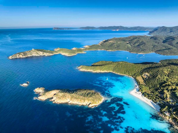 Veduta aerea del mare e la spiaggia di Tuerredda nella Costa del Sud in Sardegna.