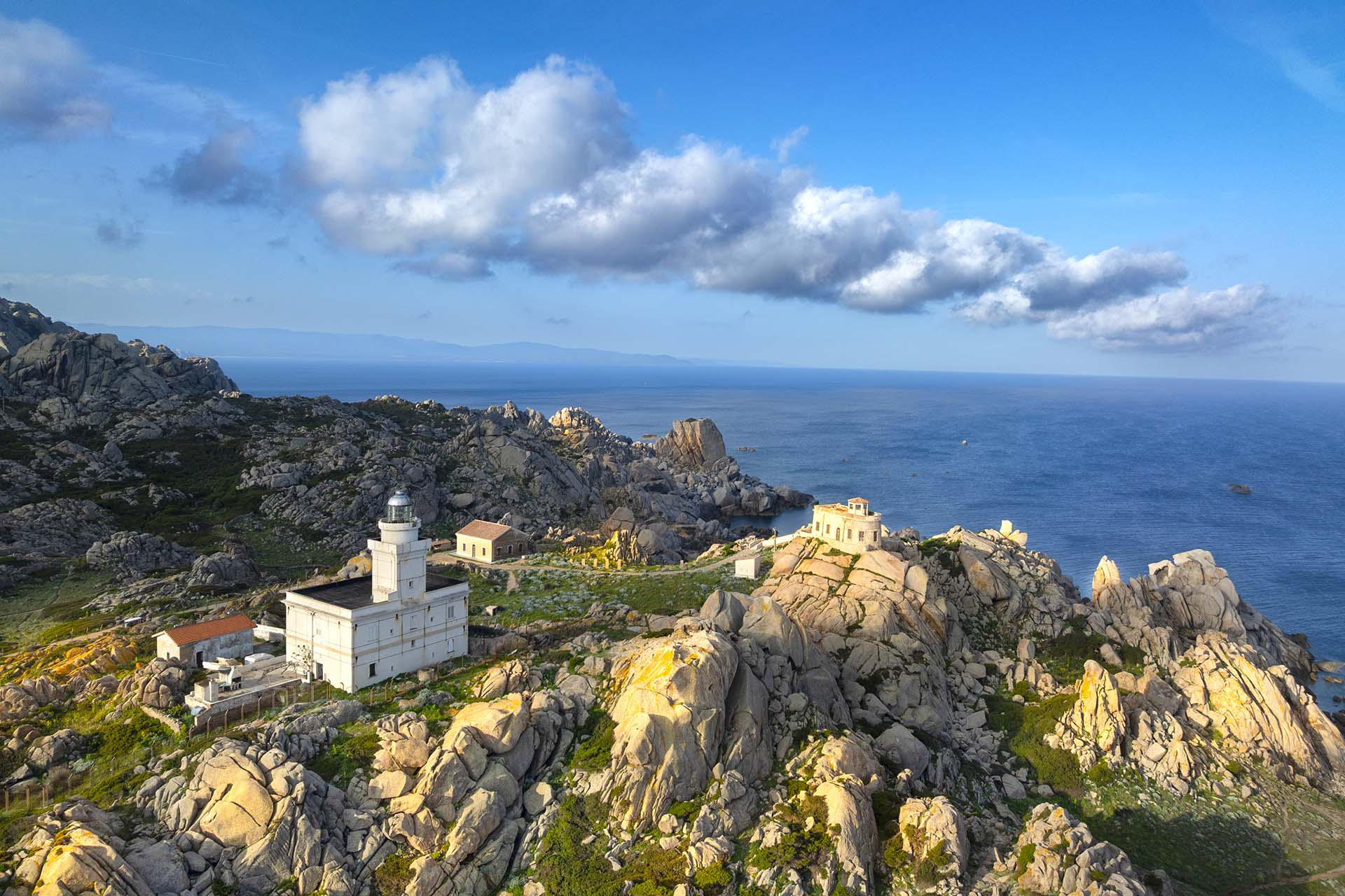 Il Faro e le rocce di Capo Testa nella Sardegna nord occidentale.
