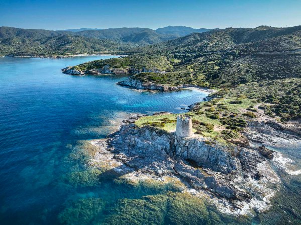 L'antica torre costiera di Piscinni e il mare della Costa del sud nel territorio di Domus de Maria