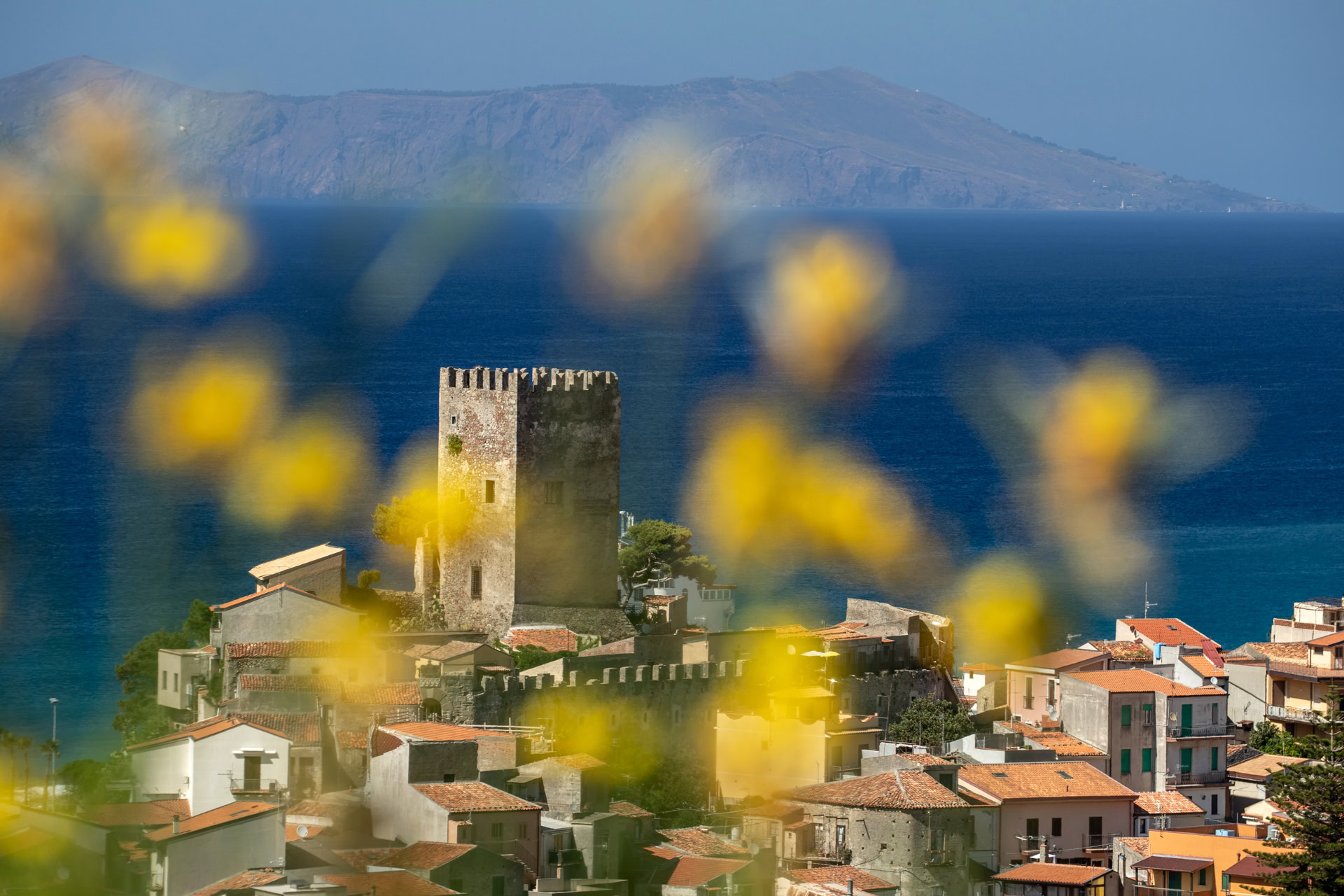 Fotografare Brolo: cartoline d’estate tra il Castello e lo Scoglio