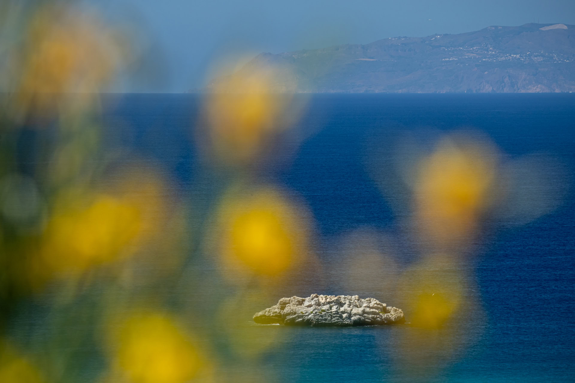 Lo Scoglio di Brolo che emerge dal mar Tirreno di fronte alla spiaggia del borgo