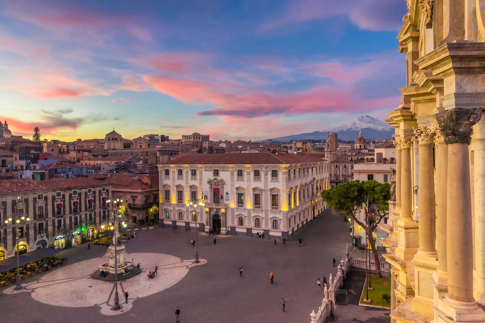 SAFF7670-HDR-2 - Piazza Duomo e i palazzi barocchi di Catania con vista Etna