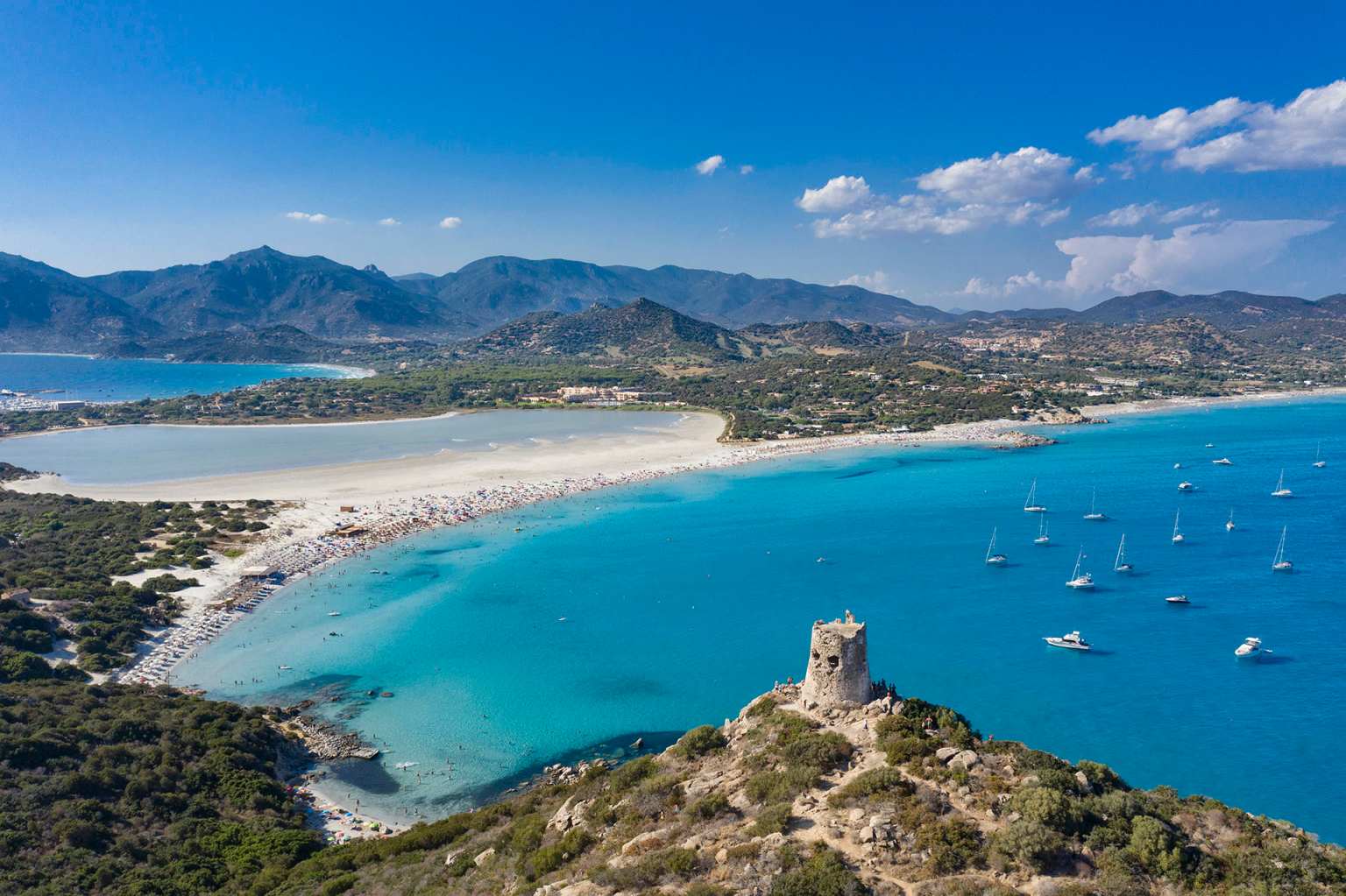 Il promontorio di Capo Carbonara e la baia di Porto Giunco in località Villasimius nel sud est della Sardegna