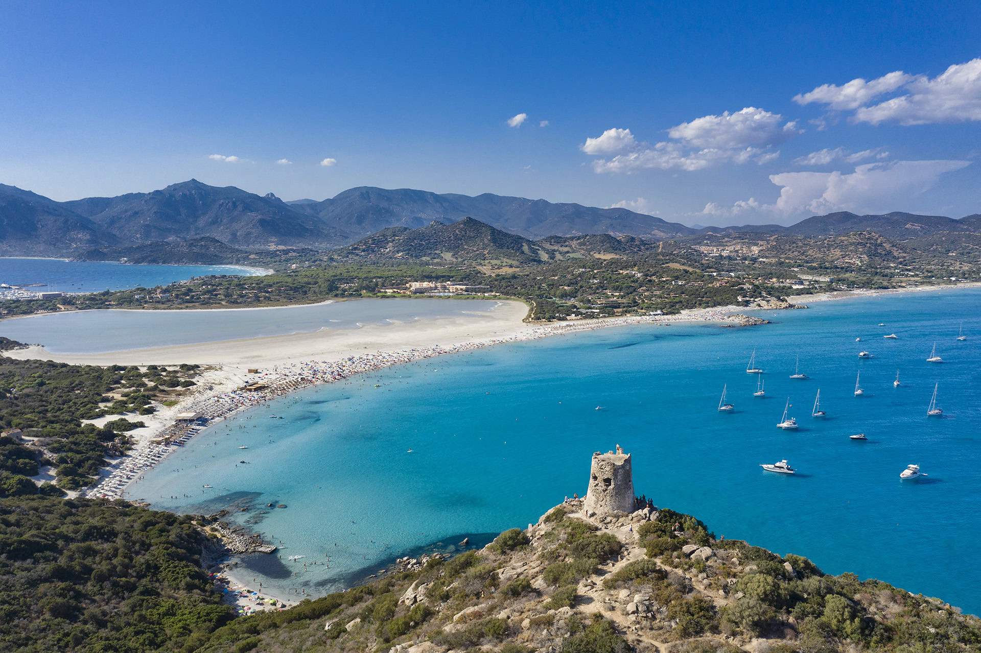 Il promontorio di Capo Carbonara e la baia di Porto Giunco in località Villasimius nel sud est della Sardegna