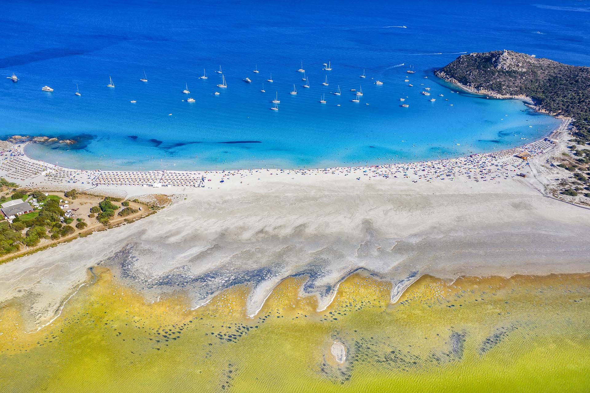 La spiaggia di Porto Giunco e lo stagno di Notteri a Villasimius.