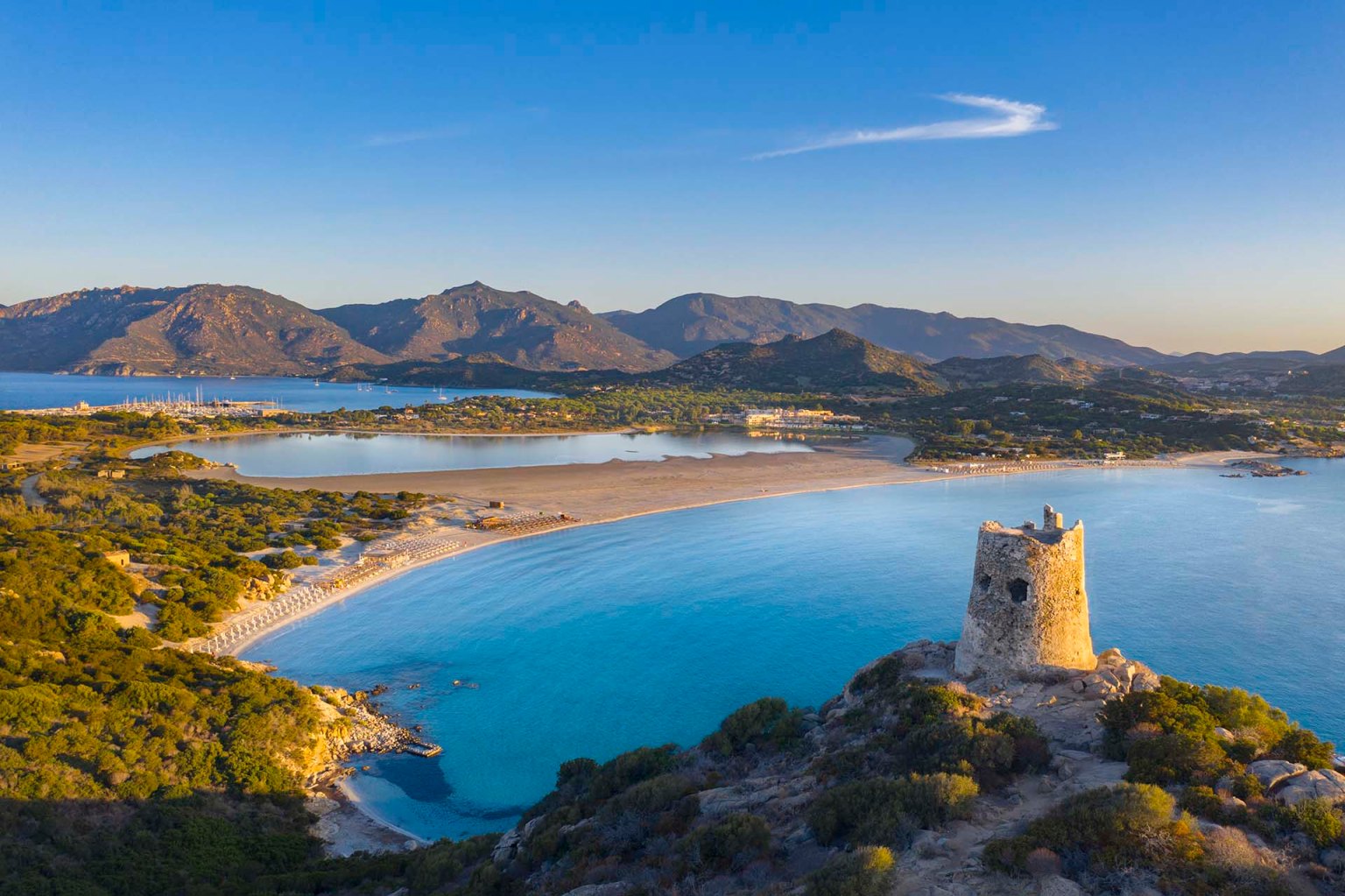La torre di Porto Giunco domina la baia e lo stagno di Notteri.