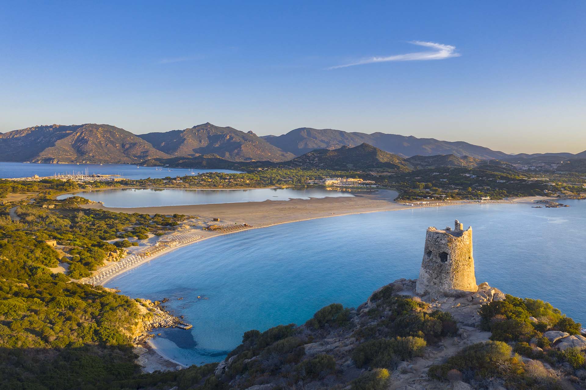 La torre di Porto Giunco domina la baia e lo stagno di Notteri.