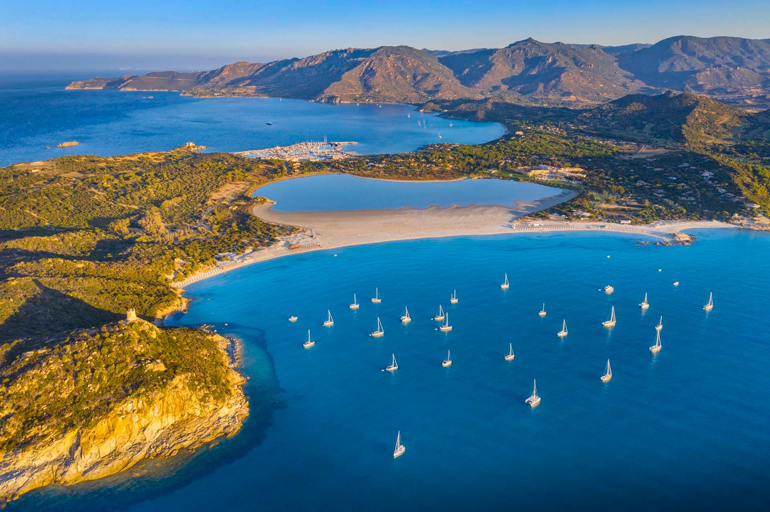 La spiaggia e il mare di Porto Giunco con lo stagno di Notteri a Villasimius.