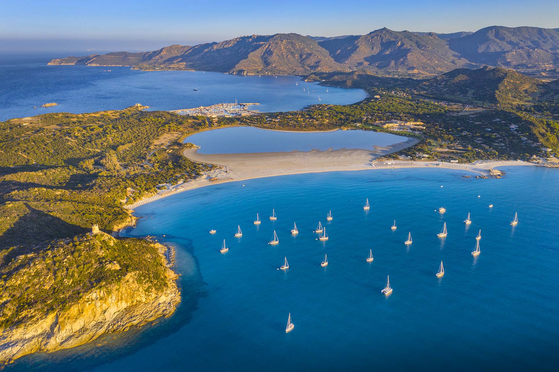 La spiaggia e il mare di Porto Giunco con lo stagno di Notteri a Villasimius.